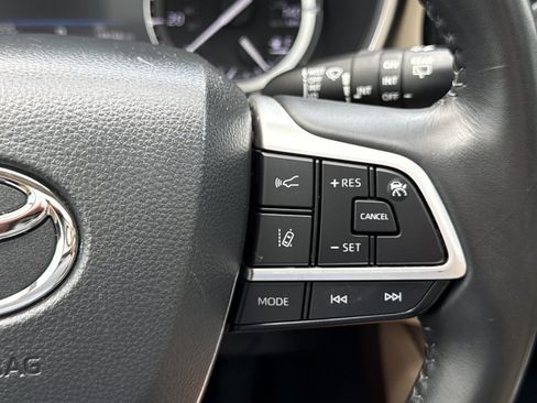 Used 2022 Toyota Highlander XLE FWD image 24