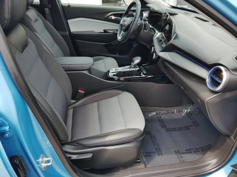 Used 2025 Chevrolet Trax LT w/ Driver Confidence Package FWD image 32