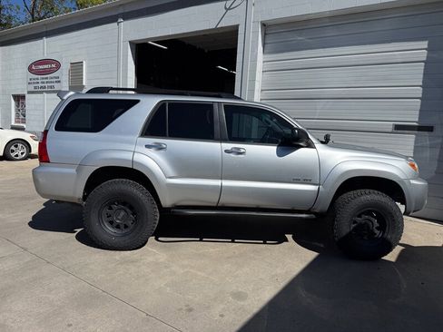 Used 2008 Toyota 4Runner SR5 AWD/4WD image 3