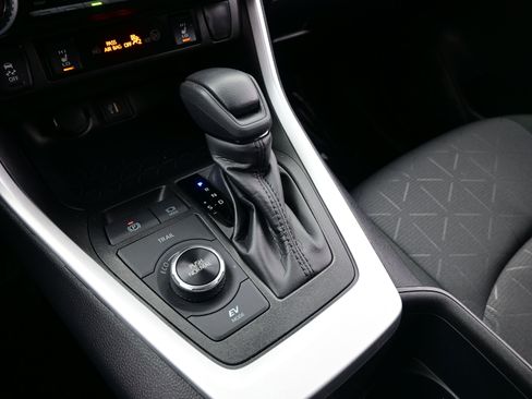 Used 2025 Toyota RAV4 XLE w/ Convenience Package image 22