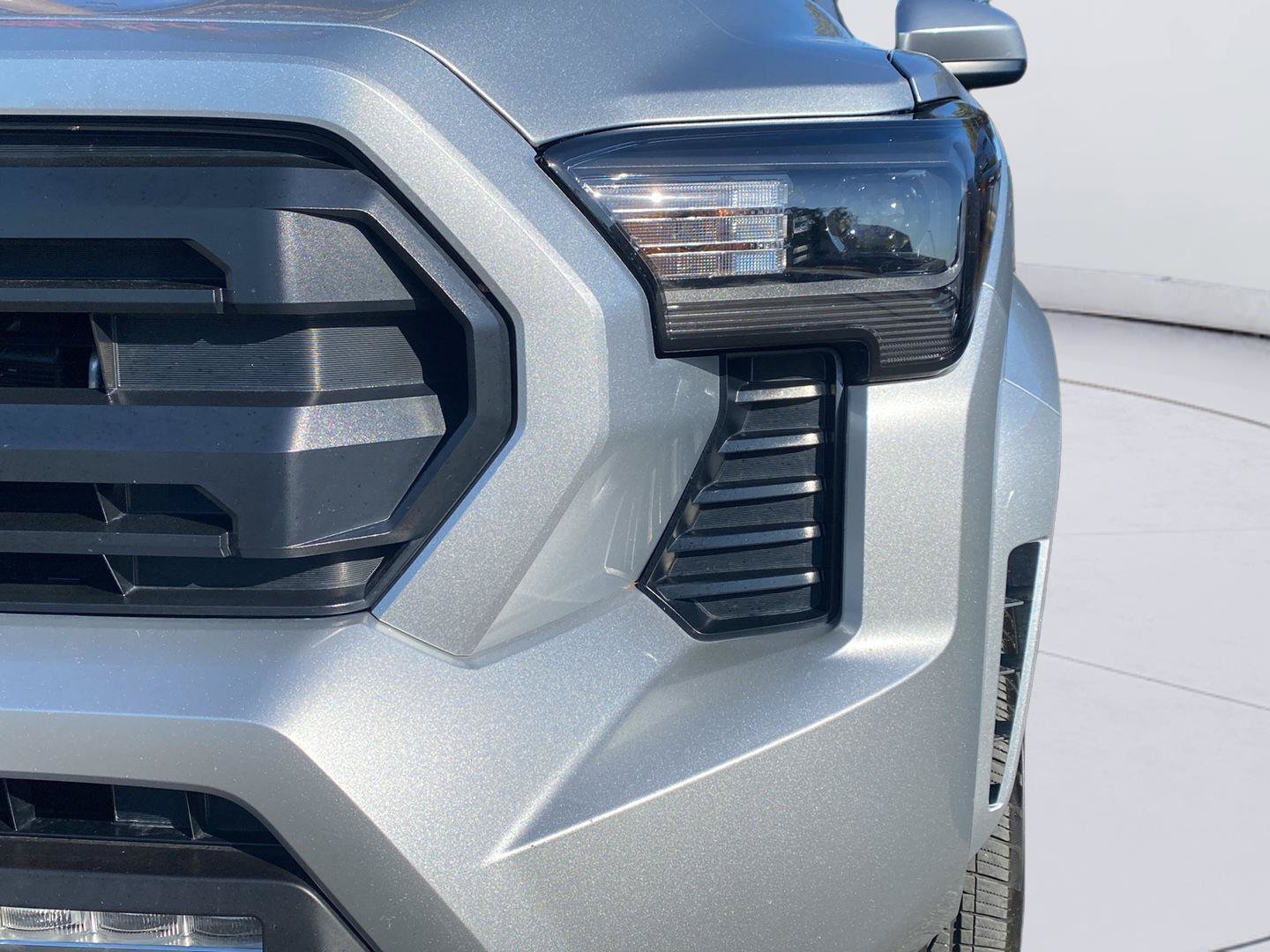 Used 2025 Toyota Tacoma SR5 AWD/4WD image 25