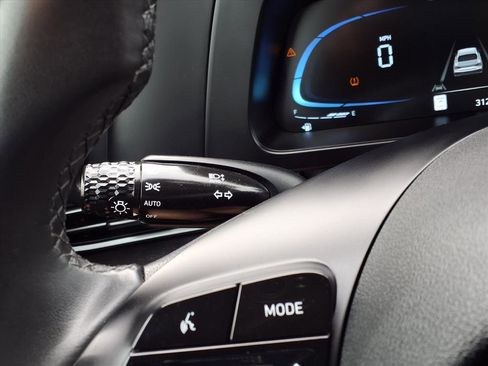 Used 2025 Hyundai Elantra Sport image 13