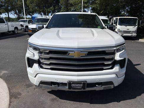 Used 2023 Chevrolet Silverado 1500 High Country w/ High Country Premium Package AWD/4WD image 3