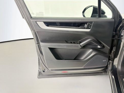 Used 2024 Porsche Cayenne AWD/4WD image 7