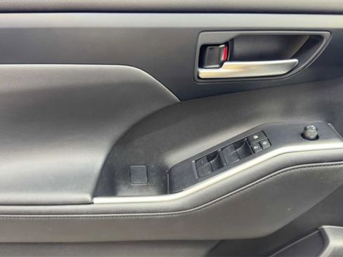 Used 2023 Toyota Highlander XLE image 23