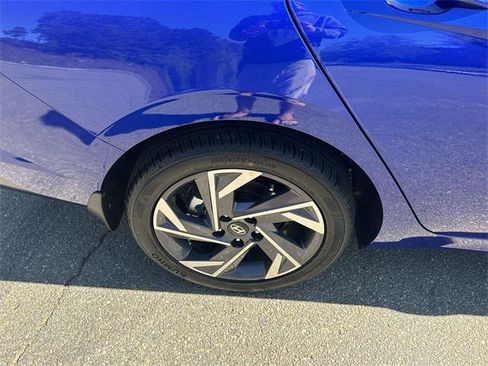New 2025 Hyundai Elantra SEL image 17