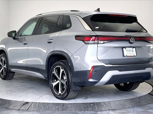 Used 2025 Volkswagen Tiguan SE w/ Panoramic Sunroof Package image 12
