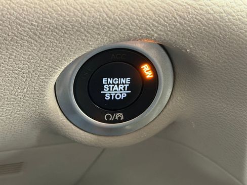 Used 2023 Chrysler Pacifica Touring-L FWD image 32