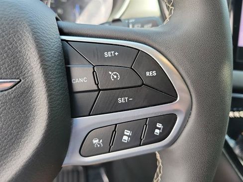 Used 2025 Chrysler Pacifica Select FWD image 19