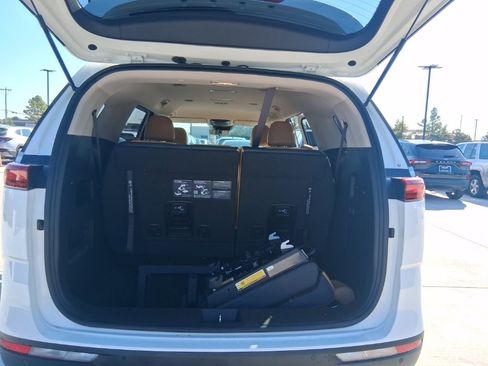 Used 2024 Kia Carnival LX image 14