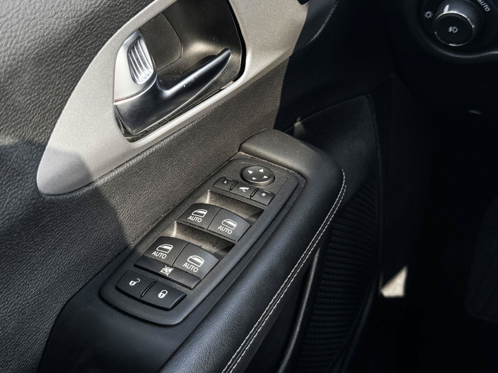 Used 2025 Chrysler Pacifica Limited FWD image 16