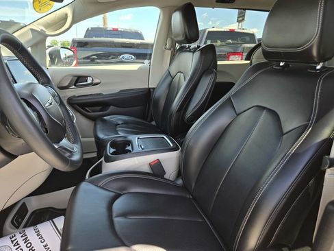 Used 2023 Chrysler Pacifica Touring-L FWD image 26