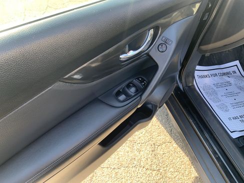 Used 2018 Nissan Rogue SV FWD image 5