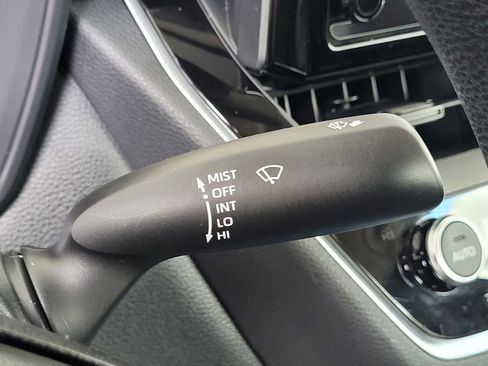 Used 2025 Toyota Corolla LE FWD image 33
