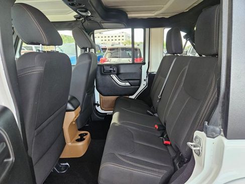Used 2018 Jeep Wrangler Unlimited Sahara w/ Connectivity Group AWD/4WD image 17