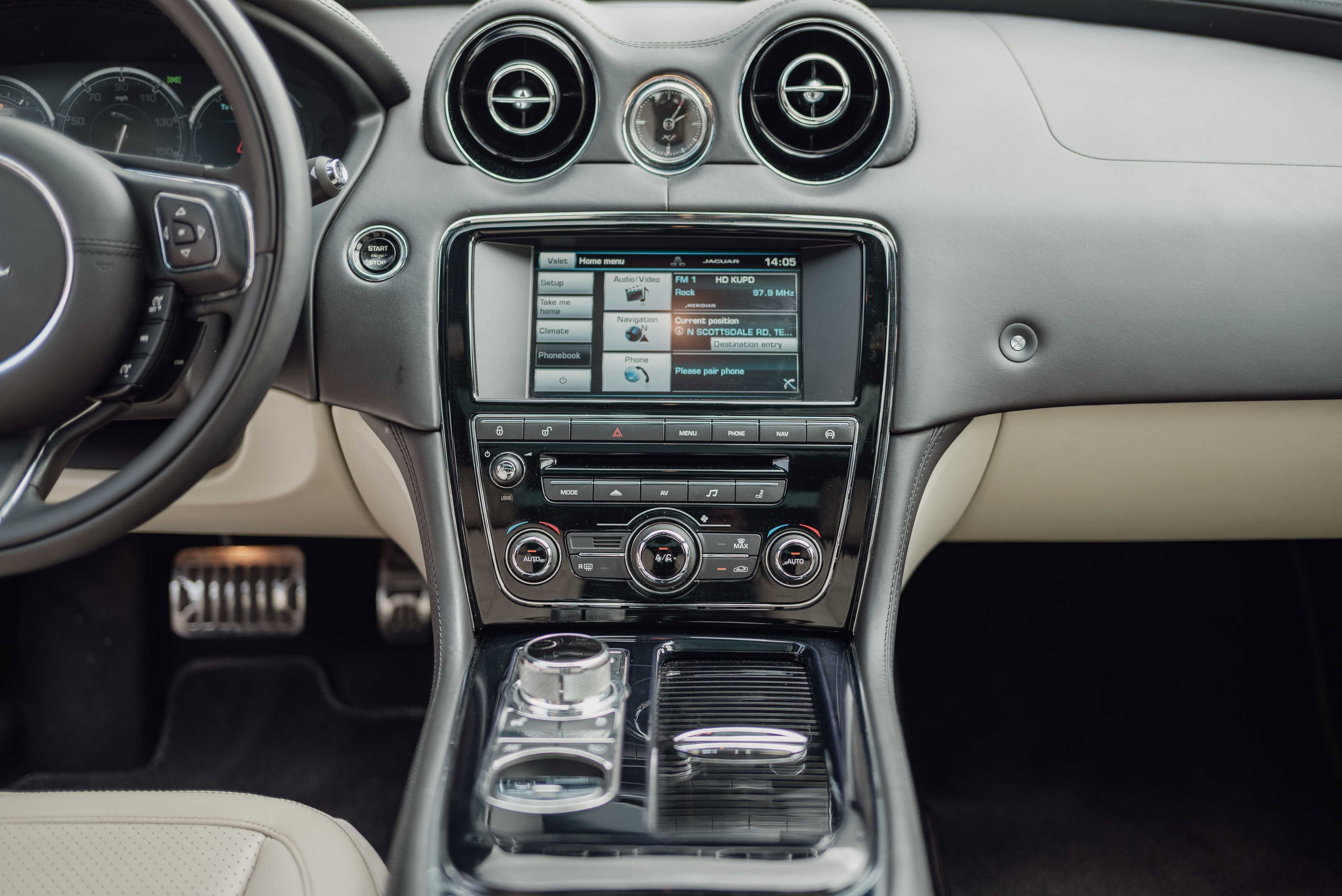 Used 2015 Jaguar XJ RWD image 9