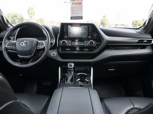Used 2021 Toyota Highlander XSE image 23