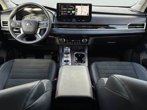 Used 2025 Mitsubishi Outlander SE FWD image 18
