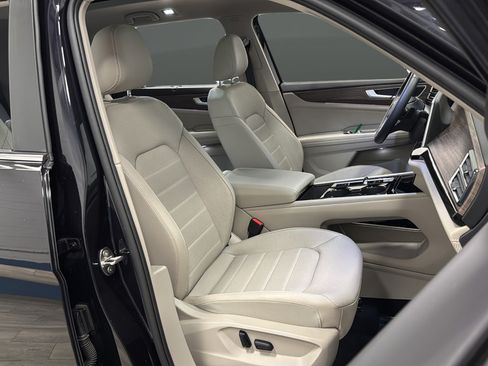 Used 2025 Volkswagen Atlas SEL AWD/4WD image 24