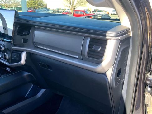 Used 2022 Ford Expedition XLT image 18