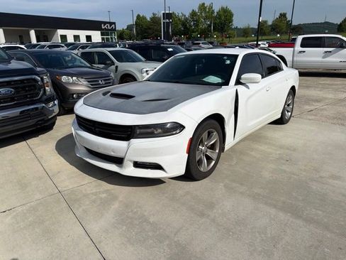 Used 2017 Dodge Charger SXT RWD image 2