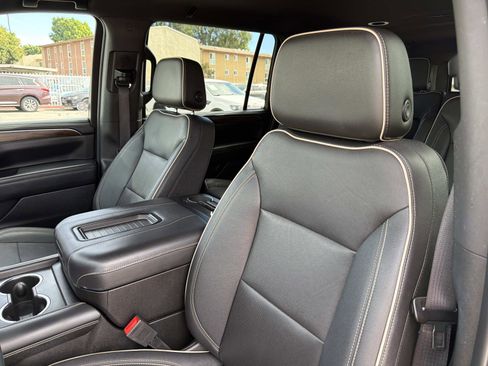 Used 2023 Chevrolet Suburban Premier image 22