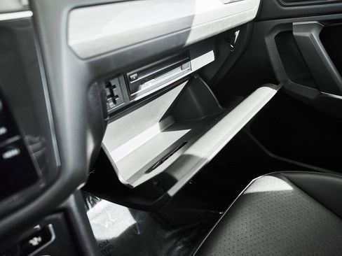 Used 2020 Volkswagen Tiguan SE FWD image 47