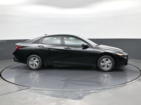 New 2026 Hyundai Elantra SE FWD image 4