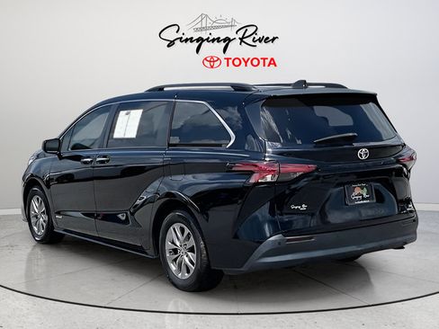 Used 2021 Toyota Sienna XLE FWD image 4
