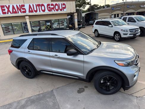 Used 2020 Ford Explorer XLT w/ Equipment Group 202A image 3
