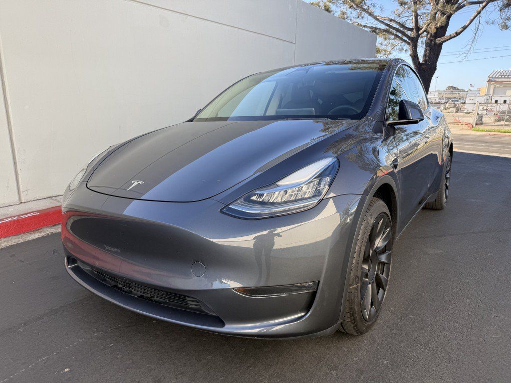 Used 2023 Tesla Model Y Long Range AWD/4WD image 1