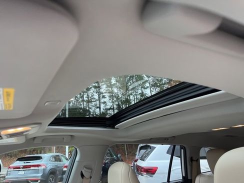 Used 2025 Toyota Highlander XLE image 11