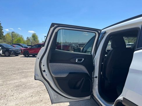 Used 2024 Jeep Compass Latitude AWD/4WD image 28