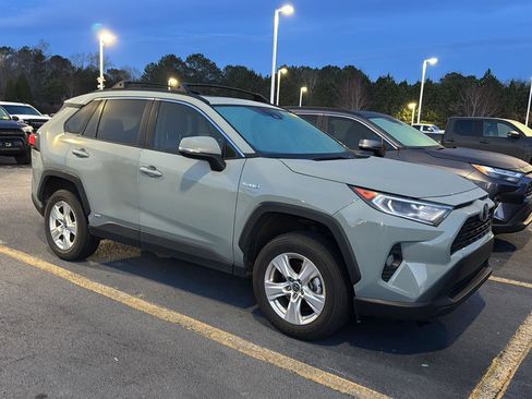 Used 2021 Toyota RAV4 XLE w/ Convenience Package image 4