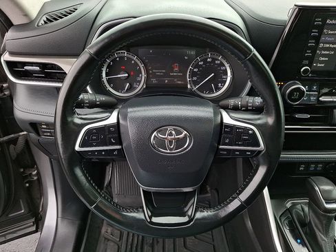 Used 2022 Toyota Highlander XLE FWD image 15