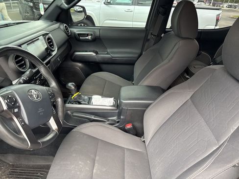 Used 2018 Toyota Tacoma TRD Sport image 17