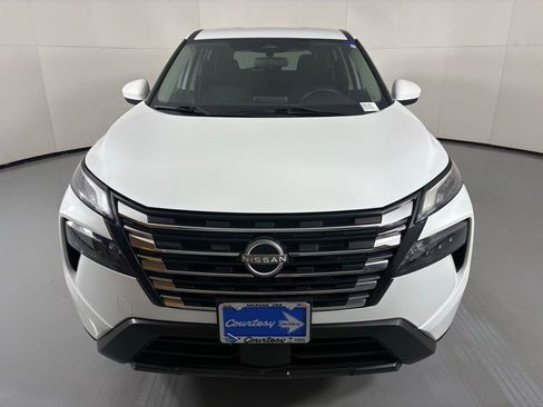 Used 2024 Nissan Rogue SV image 3