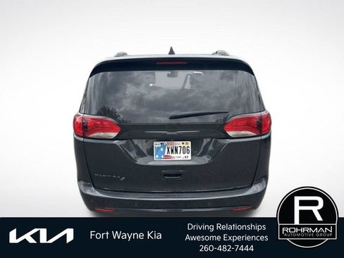 Used 2020 Chrysler Pacifica Touring-L w/ S Appearance Package FWD image 5