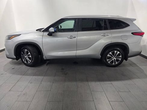Used 2023 Toyota Highlander XLE AWD/4WD image 2