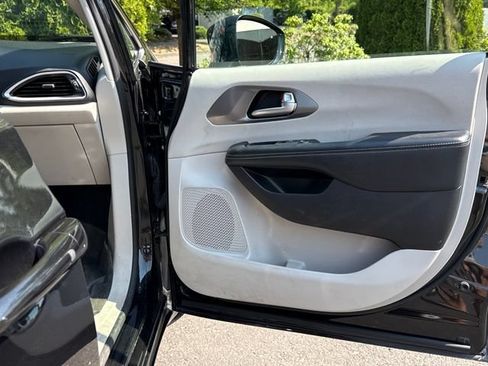 Used 2022 Chrysler Pacifica Touring-L FWD image 22