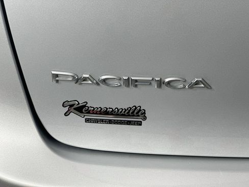 Used 2024 Chrysler Pacifica Touring-L FWD image 27