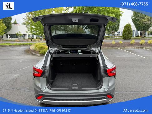 Used 2025 Chevrolet Trax LT w/ LT Convenience Package FWD image 14