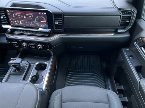 Used 2024 GMC Sierra 1500 Elevation image 32