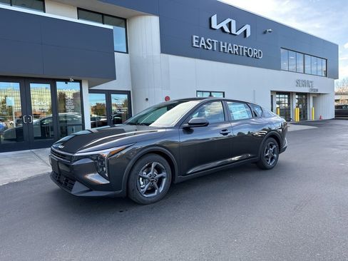 New 2025 Kia K4 LXS image 1