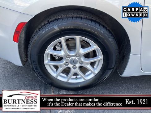 Used 2024 Chrysler Pacifica Touring-L FWD image 14