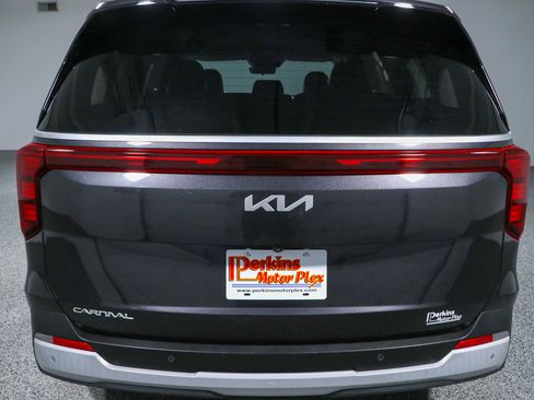 Used 2025 Kia Carnival FWD image 8