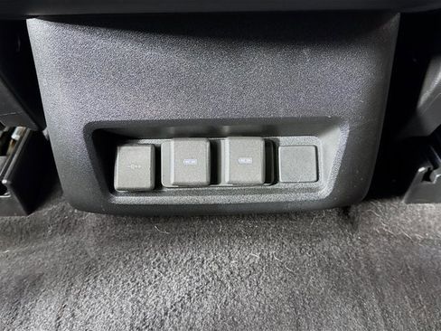 Used 2024 Land Rover Discovery Metropolitan Edition image 28