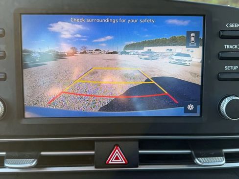 Used 2021 Hyundai Elantra SEL image 15