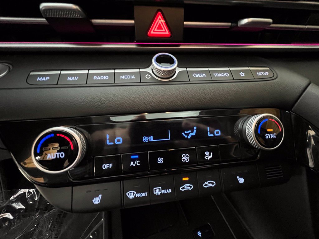 Certified 2024 Hyundai Elantra Limited FWD image 30