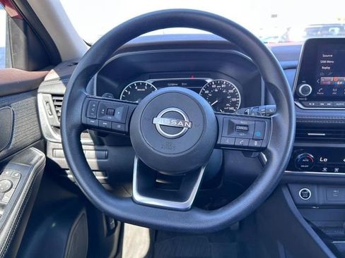 Used 2023 Nissan Rogue SV image 9